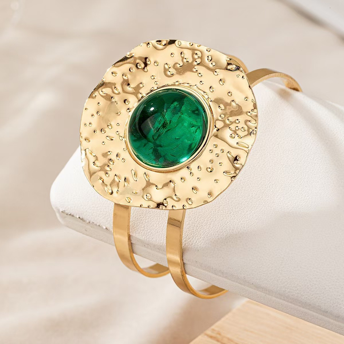 Geometric Hammered Edge Round Pleated Design Inlaid Elegant Bracelet for Daily Casual Banquet Party Versatile Women's Accessory