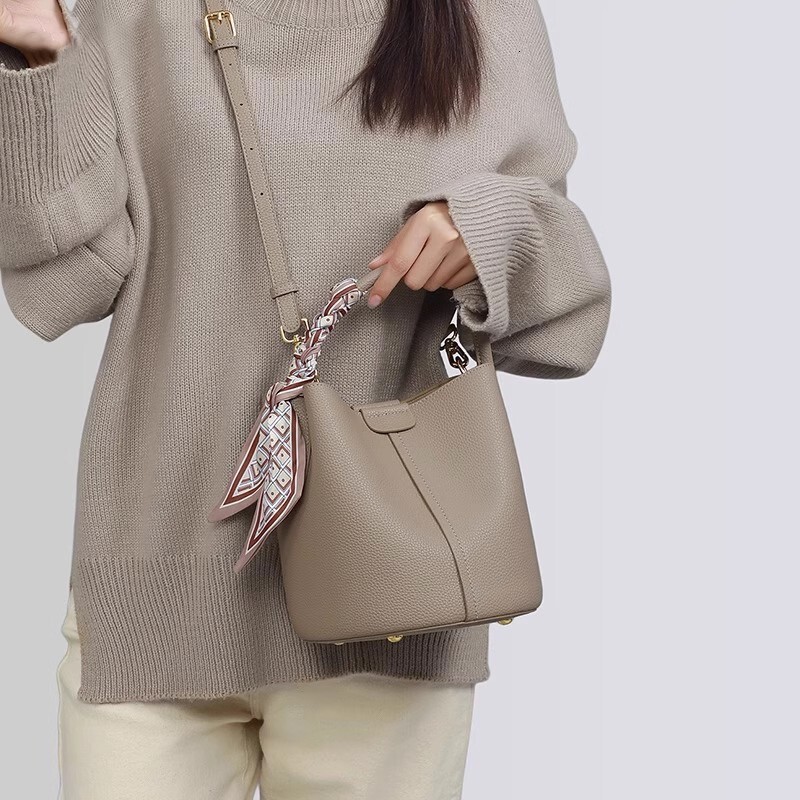 Ladies' Bucket Bag 2025 Designer's New Fashionable Niche Design Commuting Bag Handbag High-end Ladies' Crossbody Bag
