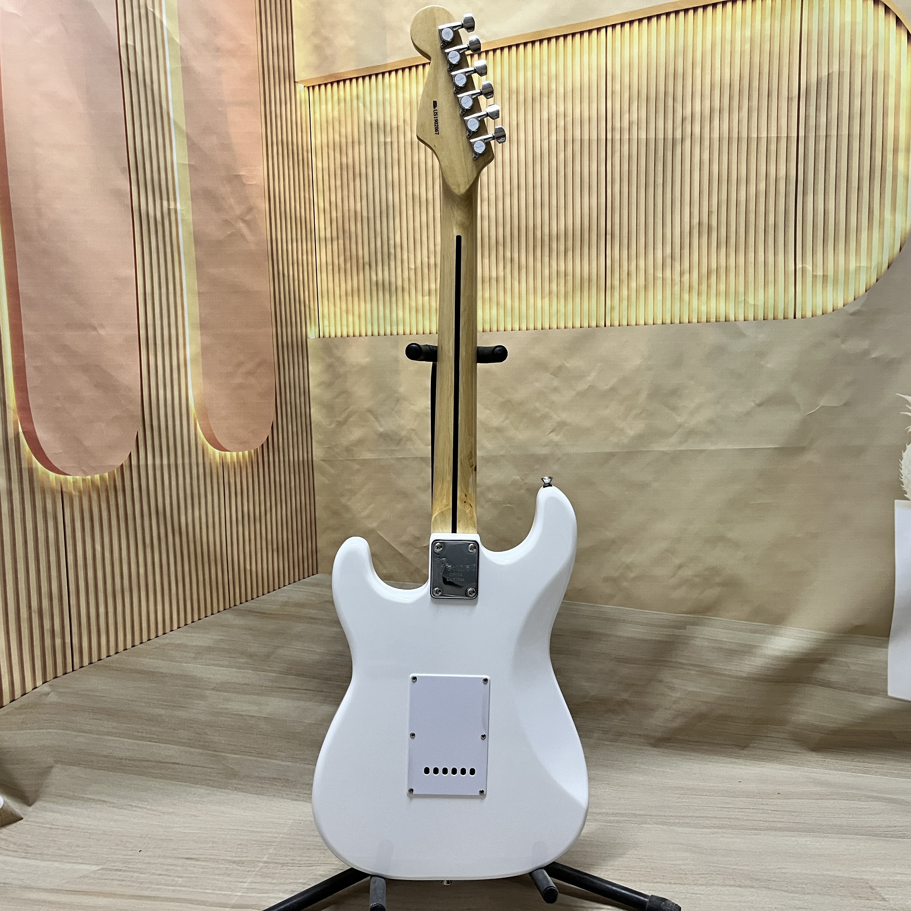 6-string electric guitar, quilted maple top, SSH pickup, ash body, maple fretboard, 22 frets, chrome hardware