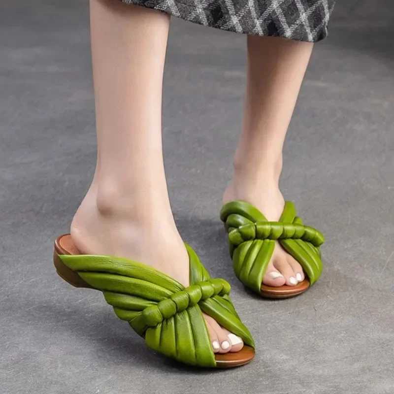 2025 Summer New Luxury Leather Flat Shoes Peep Toe Sandals Flip Flops Womens Casual Outdoor Low Heel Slippers W250704