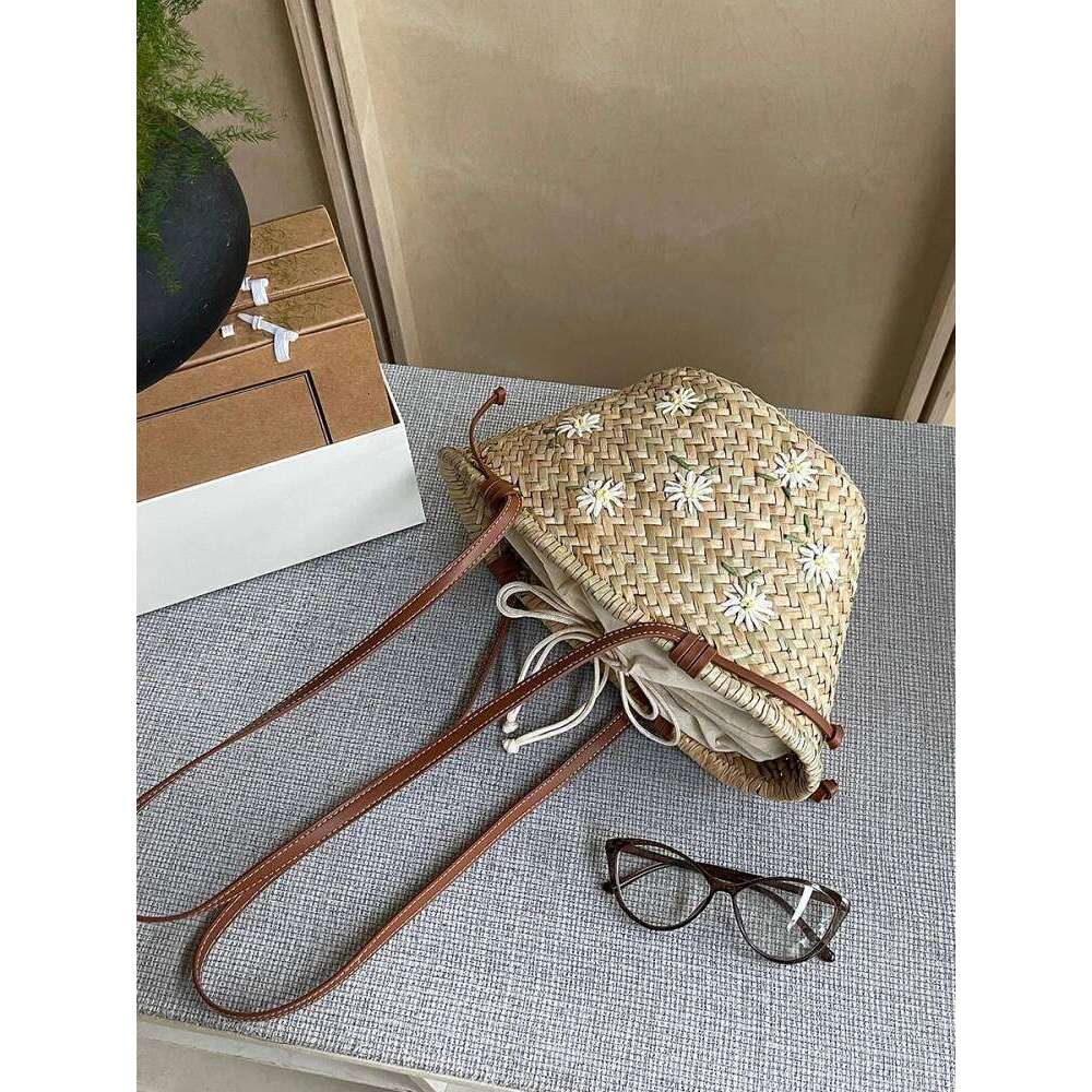 Luxurious designer 2025 casual rattan woven basket bag for women made of tobacco material. Handmade summer beach rattan tote bag with shoulder strap. 