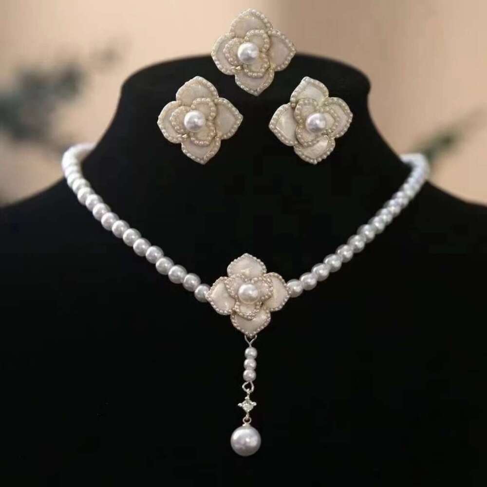 DHcollections French Style Pearl Necklace Elegant Camellia Petal Collarbone Chain Bridal Choker Wedding Dress Evening Gown Three-Piece Set