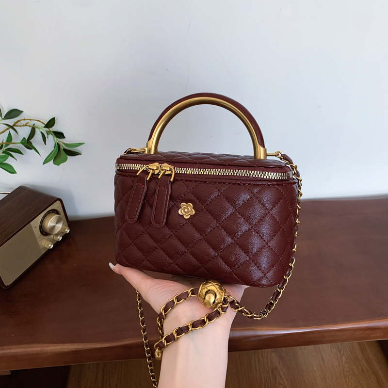 Free Shipping 2025 Designer's New Women's Quilted Chain Bag High-end Texture Autumn And Winter Hot Selling Crossbody Bag Handbag Bucket Bag