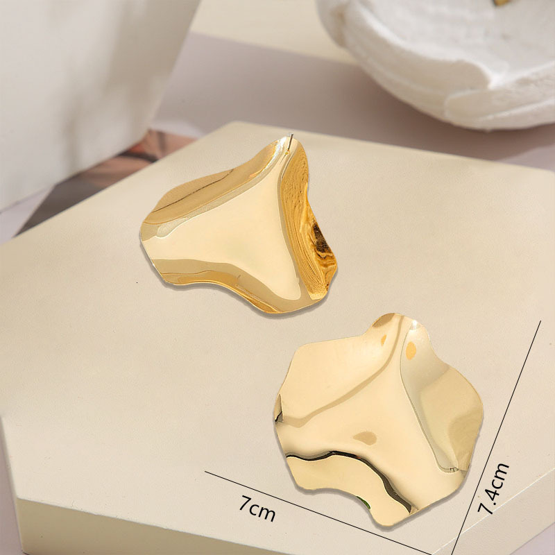 1 Pair Of Golden Yellow Glossy Exaggerated Style Earrings Alloy Material Elegant High-End Irregular