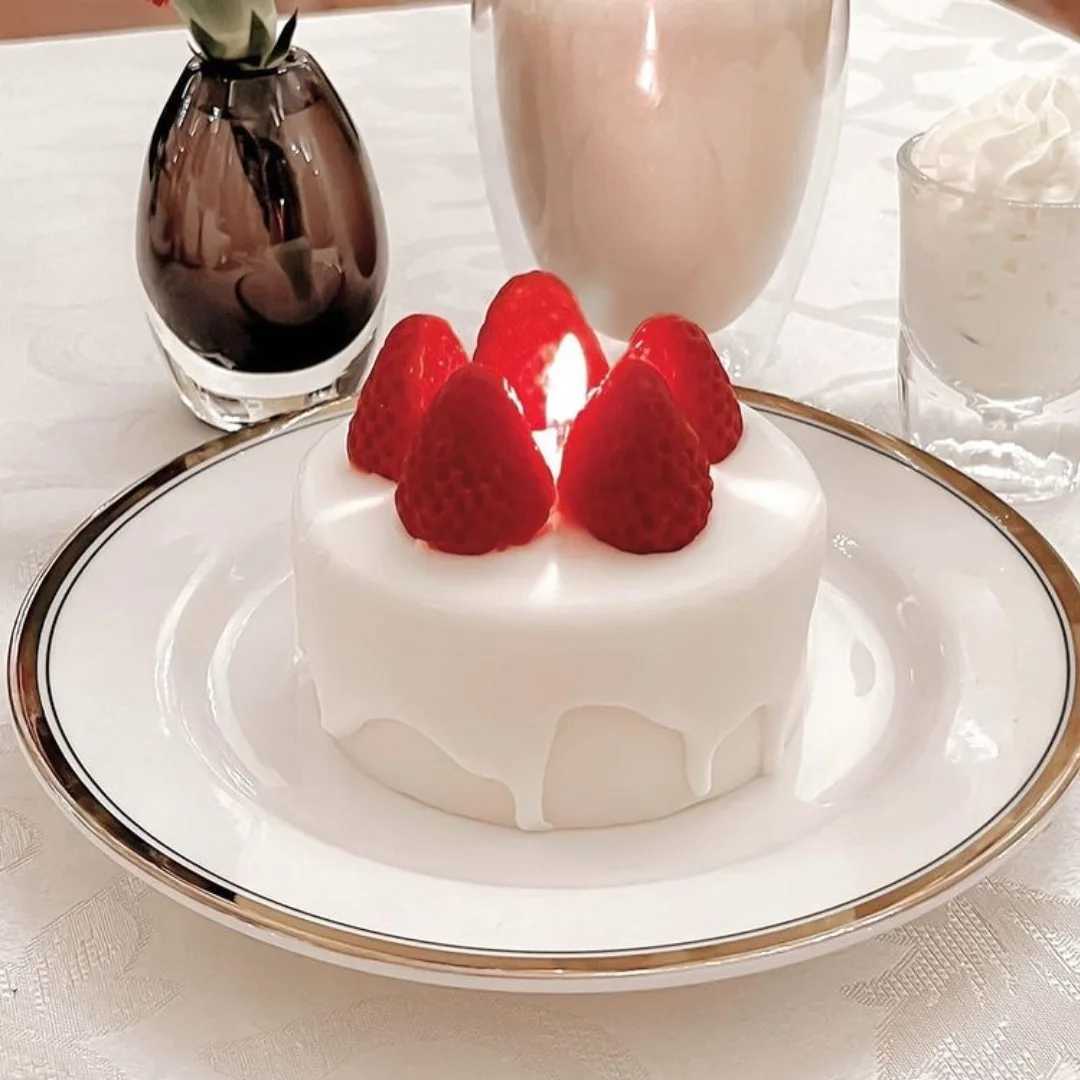 Romantic Candles Handmade Strawberry Cake Scented Candle Luxury Decoration Candle Birthday Decor Wedding Guest Gift Candles W250704