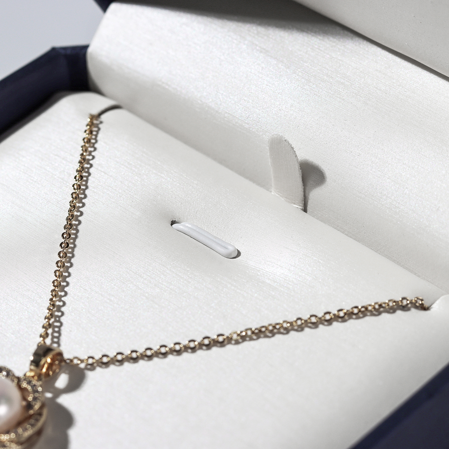 Premium Octagonal Metal Jewelry Case Durable Design with Elegant Brushing Touches and Engraved Tags