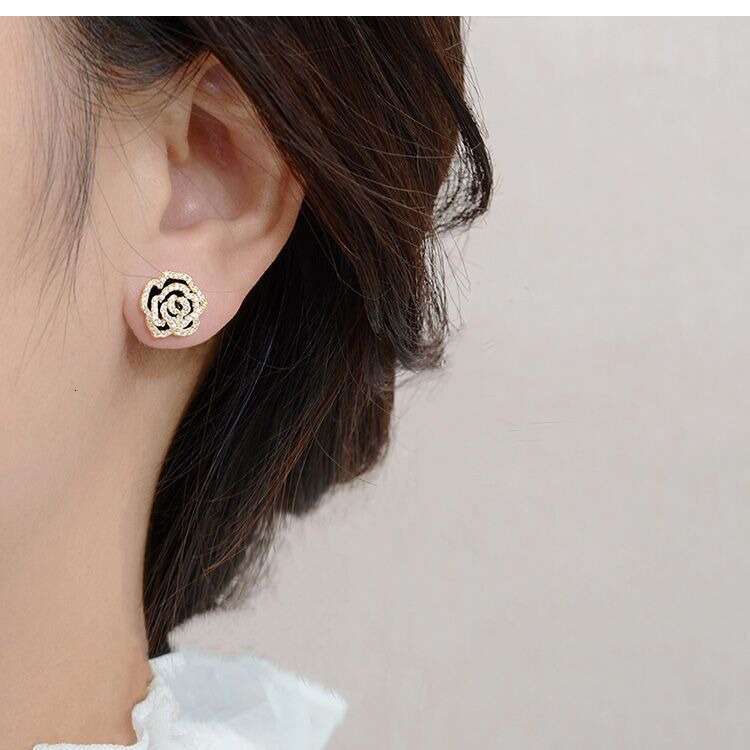 DHcollections Black Small Dia Three-Dimensional Camellia Clip Non-Pierced Style Earrings for Women 2025 New Trendy Ear Accessories Super Fairy Tempera