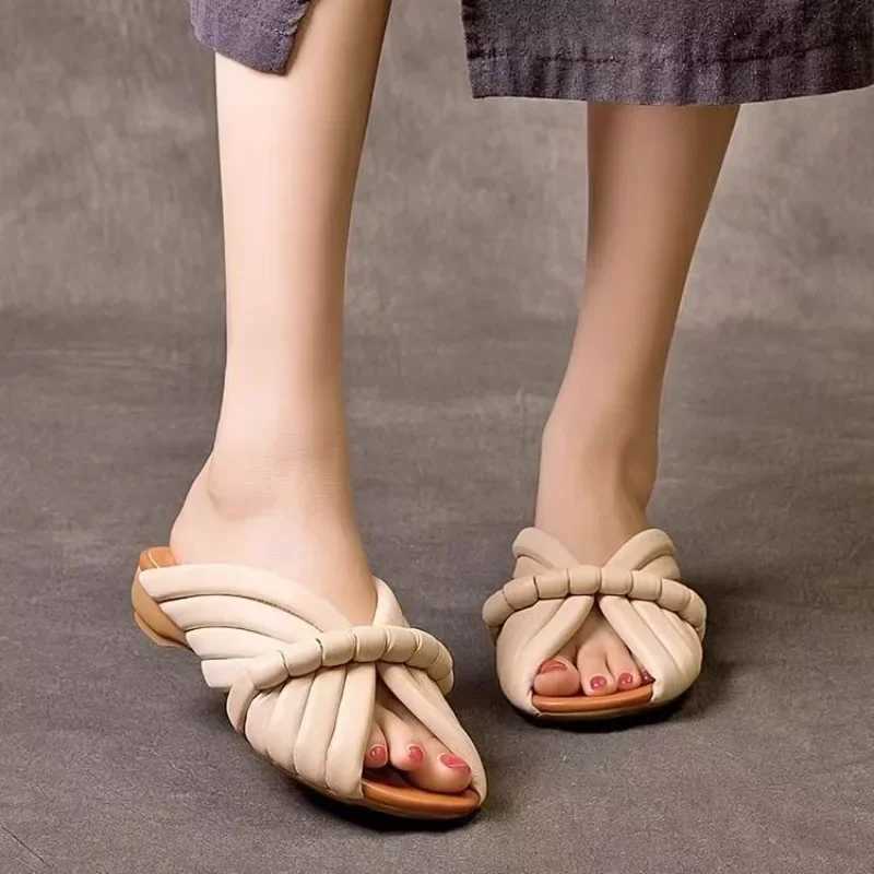 2025 Summer New Luxury Leather Flat Shoes Peep Toe Sandals Flip Flops Womens Casual Outdoor Low Heel Slippers W250704