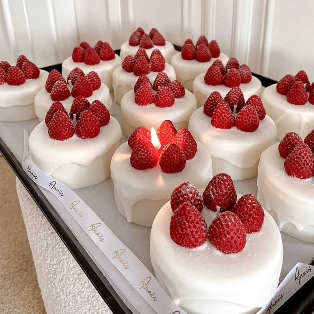 Romantic Candles Handmade Strawberry Cake Scented Candle Luxury Decoration Candle Birthday Decor Wedding Guest Gift Candles W250704