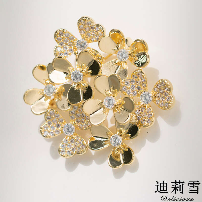 DHcollections Dilixue Plain Gold Clover Wreath Bohemian Design Copper Zircon Coat Brooch