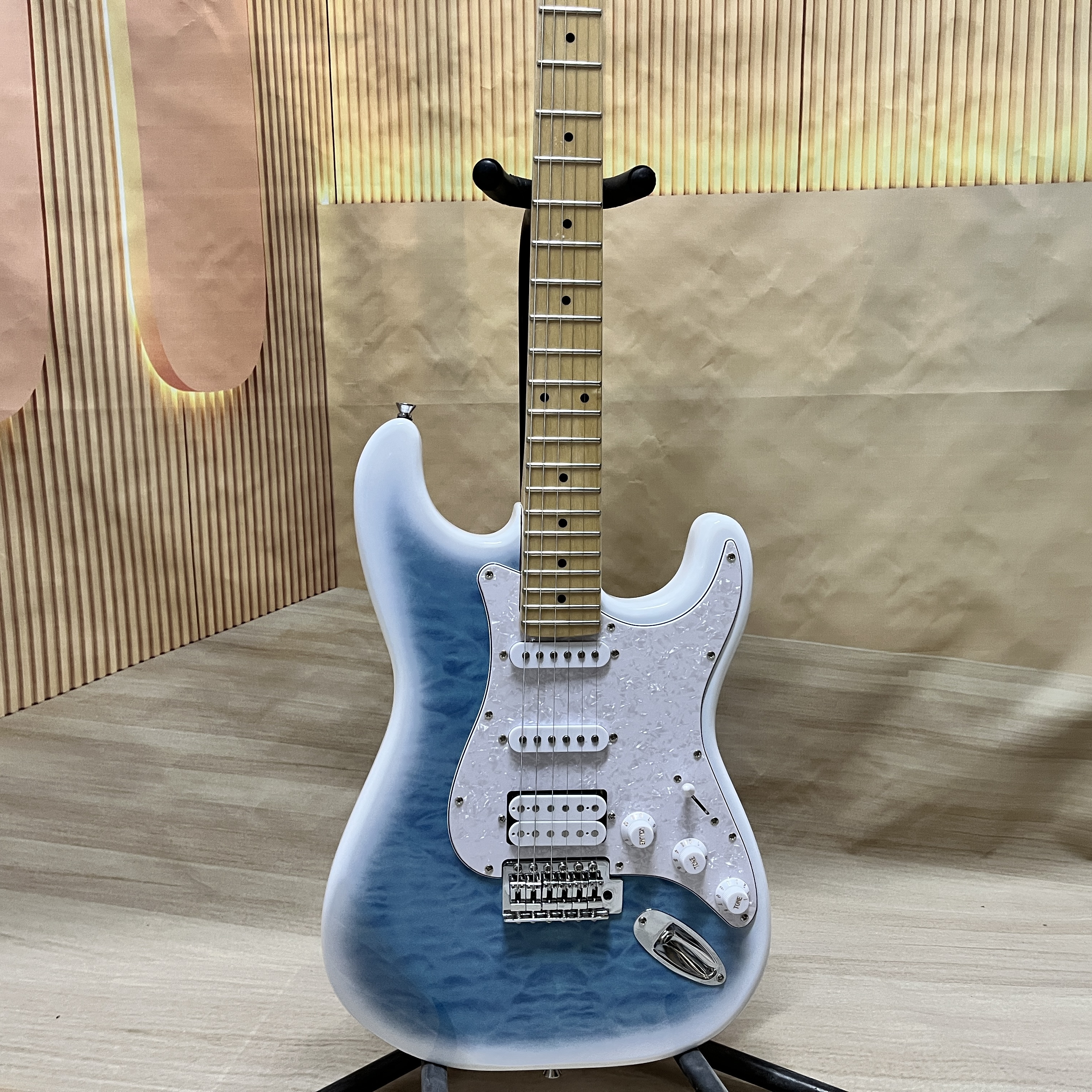 6-string electric guitar, quilted maple top, SSH pickup, ash body, maple fretboard, 22 frets, chrome hardware
