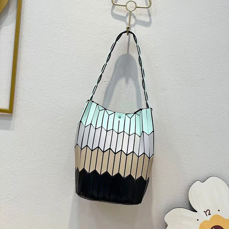 2025 Designer Summer New Fashion Three House Fashion Internet Celebrity Hollow Bucket Bag Diamond Pattern Basket Bag Hand-held Lady Bag