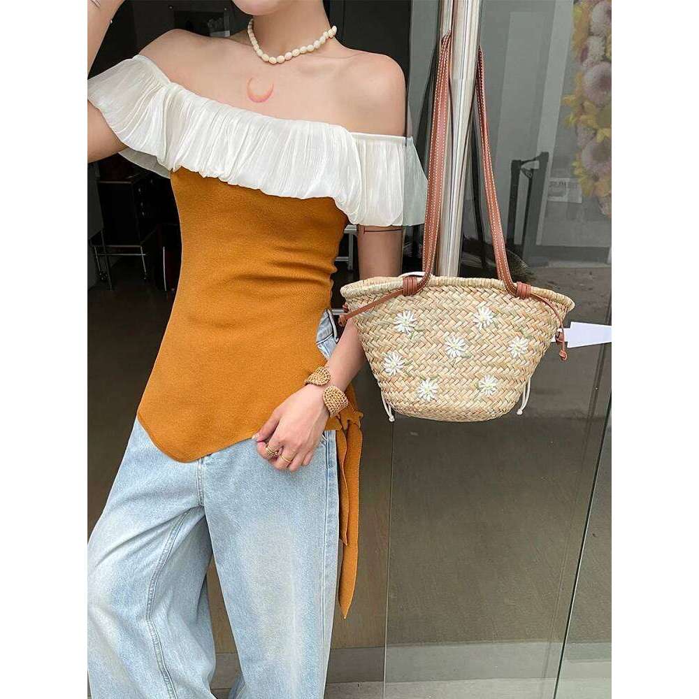 Luxurious designer 2025 casual rattan woven basket bag for women made of tobacco material. Handmade summer beach rattan tote bag with shoulder strap. 
