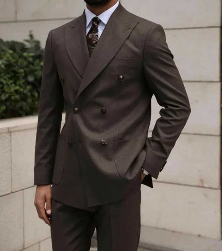 2 Pieces Slim Fit Mens Suit Double Breasted Peak Lapel Coffee Suit Jacket Trousers Business Formal Prom Dinner Wedding Tuxedos X250704