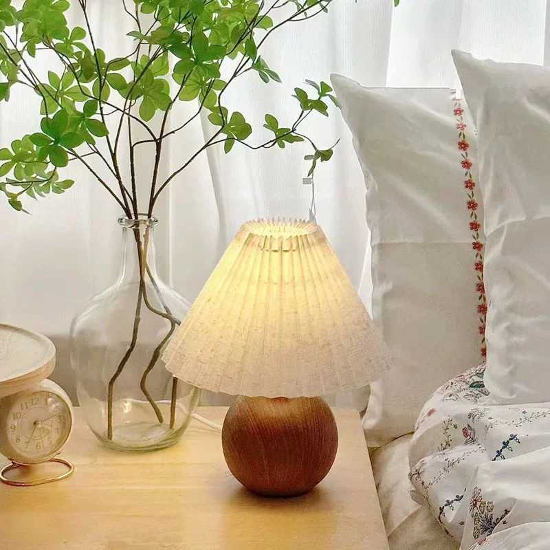Nordic Pleated US/EU Iron Art LED Table Lamp Fabric Tricolor Light for Living Room Home Bedroom Decoration Ambient Night Light XJ250703