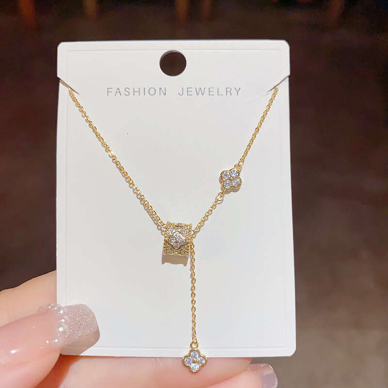 DHcollections Delicate Four-Leaf Clover Necklace - 18K Gold Plated Floral Pendant Chain for Women | Dainty Lucky Charm Jewelry (35cm+5cm)