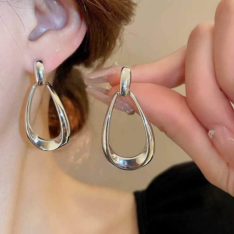 Fashion Hollow Water Drop Earrings for Women ic Simple Metal Geometric Smooth Personty Drop Earrings Jewelry Party Gifts Y250704