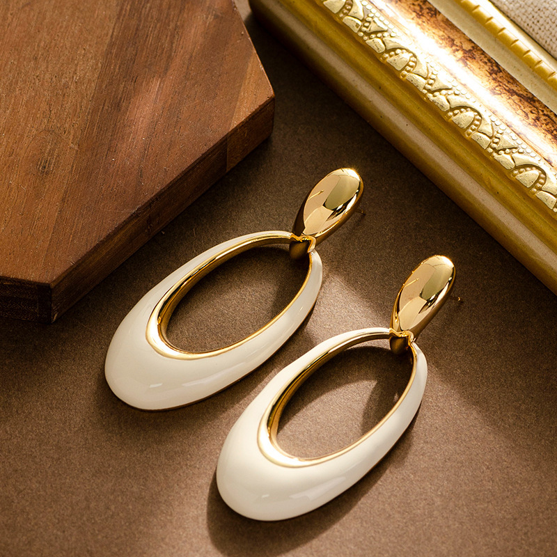 French Elegant Vintage Style Oil Drop Hollow Geometric Oval Earrings Niche Personality Design Sier Needle Ear Jewelry
