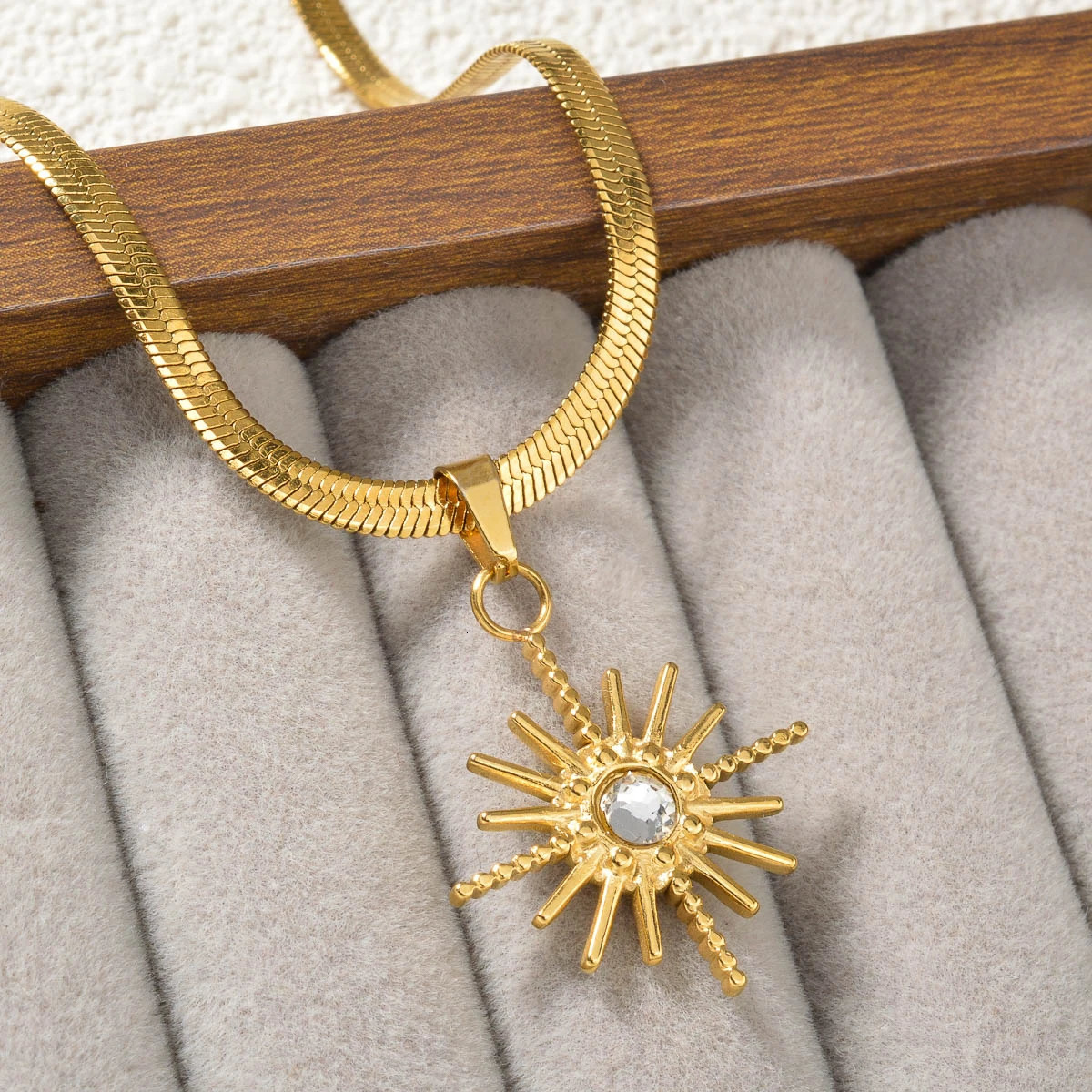 Vintage Sun Pendant Necklace Stainless Steel Waterproof Jewelry Accessories Jewelry Gift for Birthday Anniversary Suit for Party 250701
