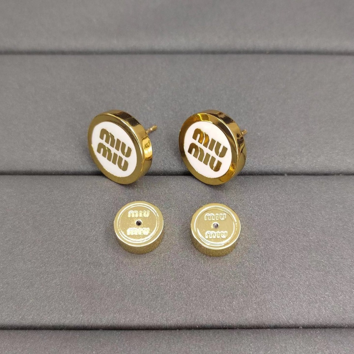 Designer Mu High Version Miao Family Earrings Womens Light Luxury Mletter Small Fragrance Personalized Niche Design Highend Silver N miumiu miu miu CCX2