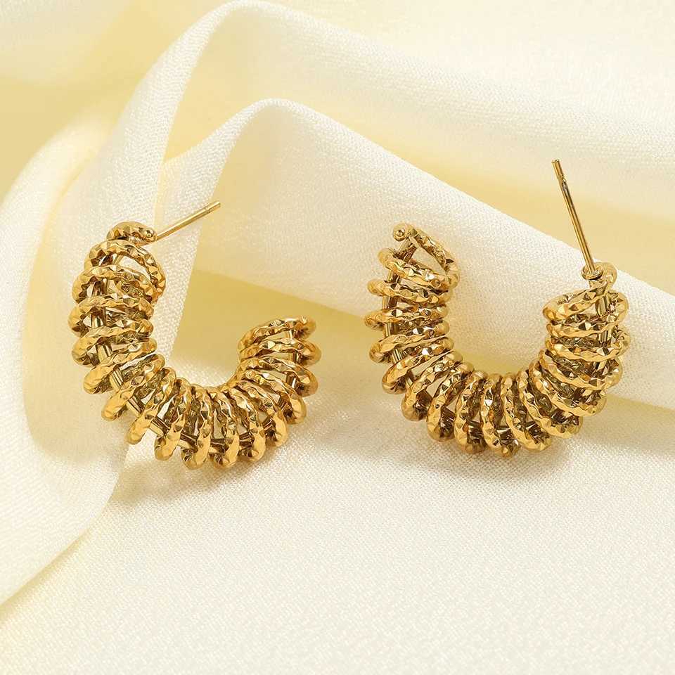 Junzi Retro Gold Color C-Shaped Twisted Hoop Earrings For Women Punk Gothic Metal Circle Round Chunky Earrings Jewelry Gifts Y250704