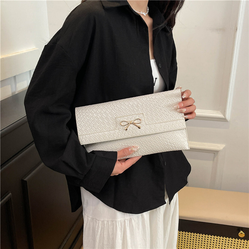 Free Shipping Designer Bag High-end Trendy Personality Fashion Evening Bag For Women Elegant Light Luxury New Urban Commuter Textured Clutch