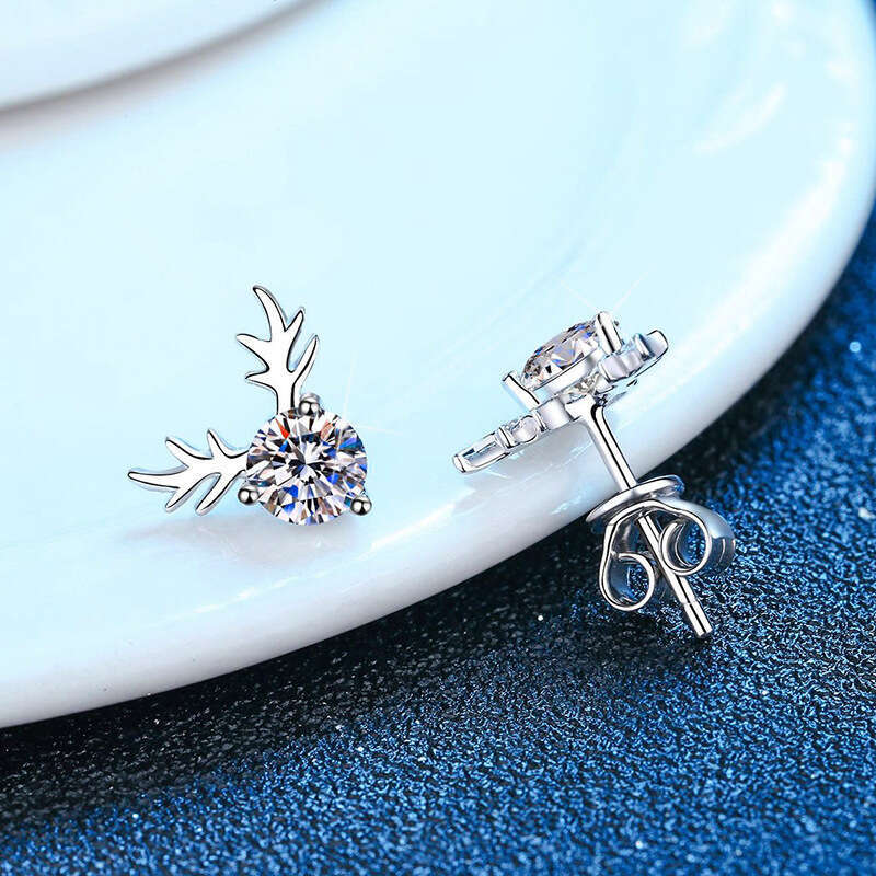 Yilu You Ni S925 Pure S925ier Women, Qixi FeS925tival Gift for Girlfriend, ClaS925S925ic Four-Prong 50 PointS925 MoiS925S925anite EarringS925 2eb
