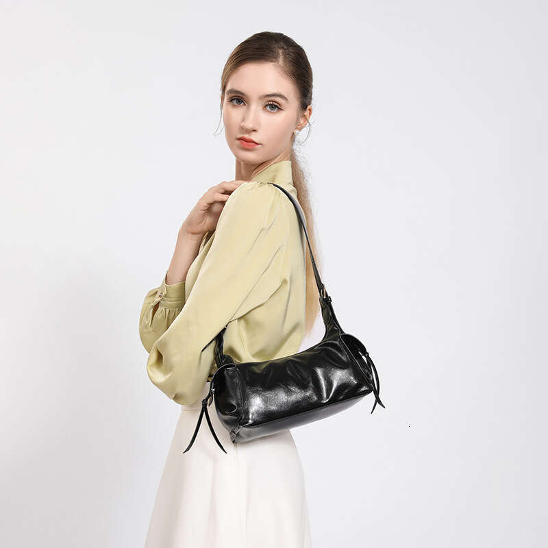 High-Quality Red Soft Leather Commuter Shoulder for Women 2025 New Fashionable Hot Girl Style Motorcycle Underarm Bag