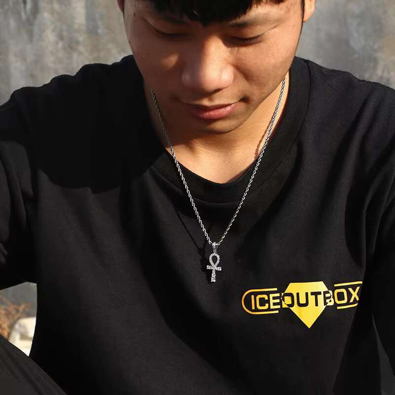 Hot Sale Fashion Iced Out Moissanite/Zircon Cross Pendant for Necklaces