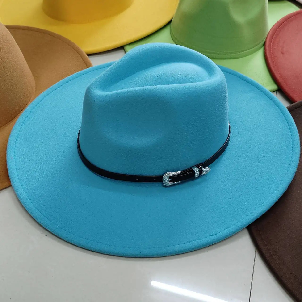 Classic Felt Fedora Hat For Men Women British Vintage Style Hat Gold Belt Accessory Panama Jazz Big Brimmed Hat Autumn Winter 250701