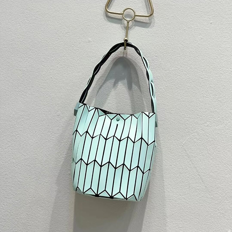 2025 Designer Summer New Fashion Three House Fashion Internet Celebrity Hollow Bucket Bag Diamond Pattern Basket Bag Hand-held Lady Bag