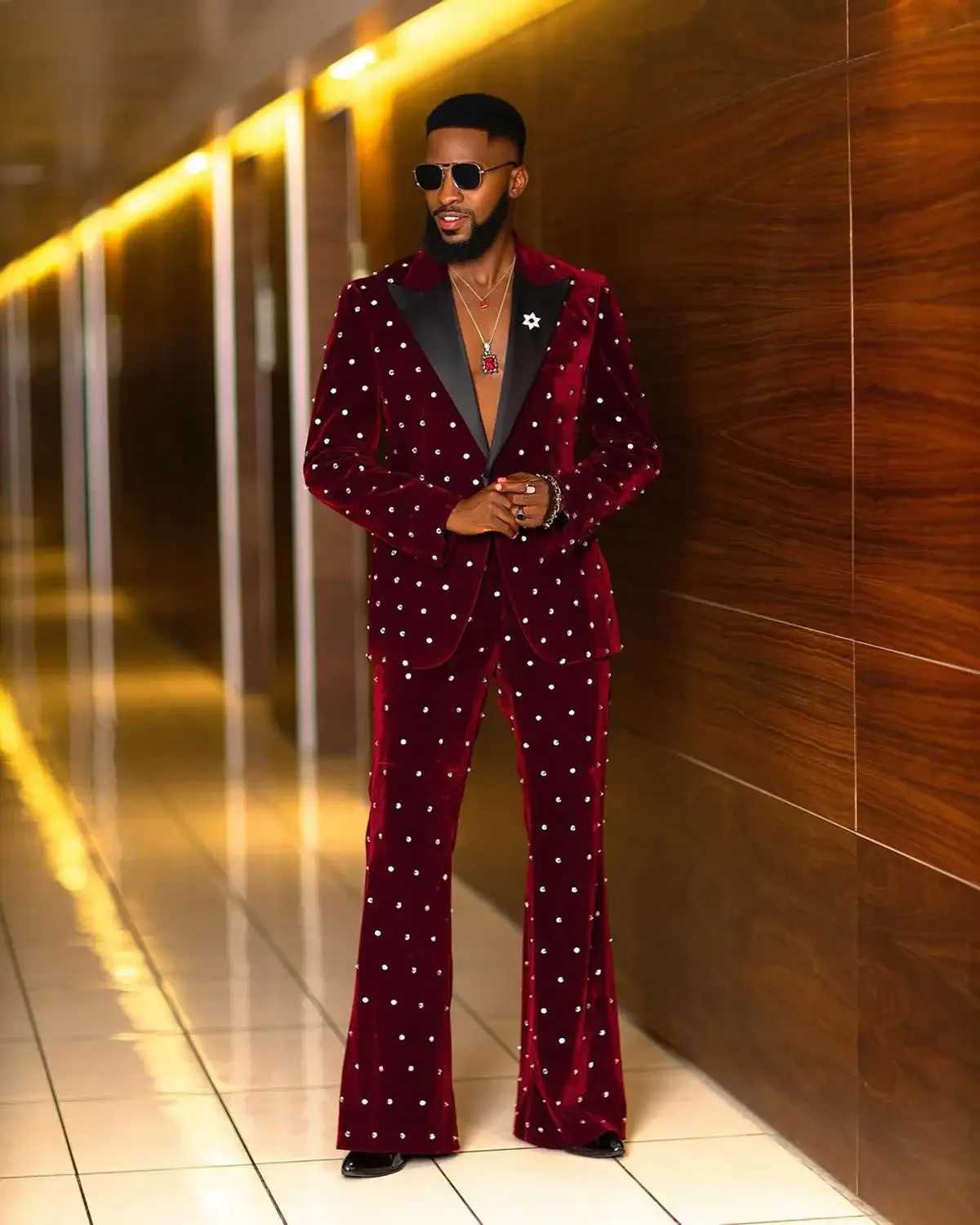 Luxury Men Wedding Suits Peaked Lapel Beaded Tuxedos For Groom 2 Pieces Burgundy Velvet Blazer Pants For Party Prom Custom Made X250704
