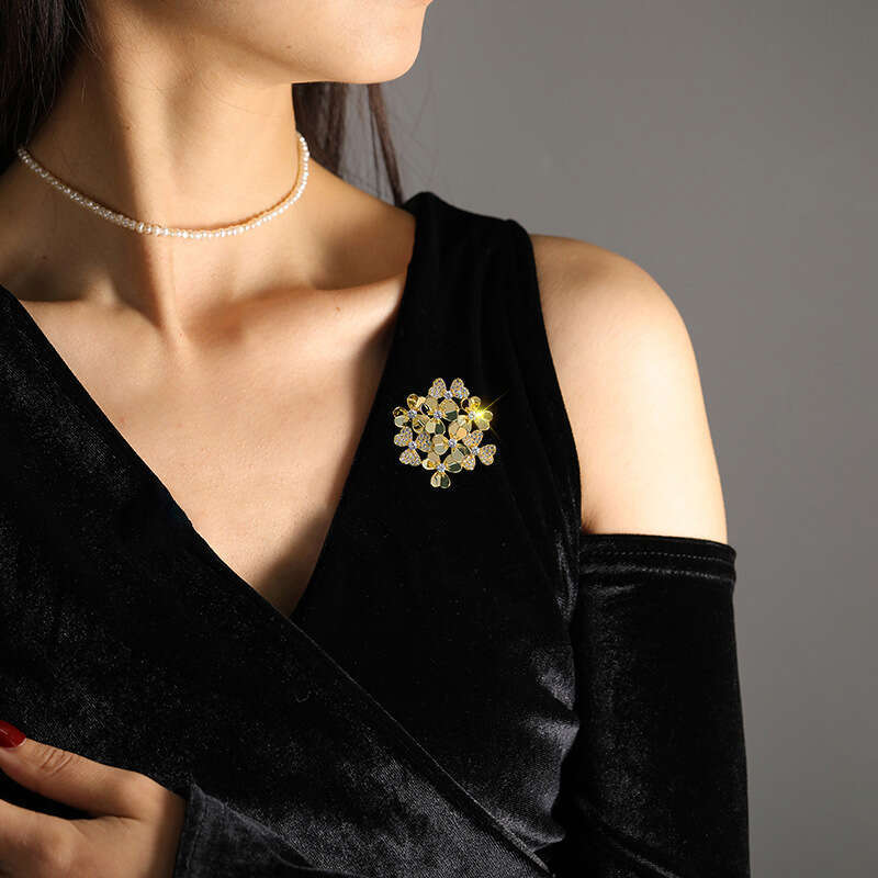 DHcollections Dilixue Plain Gold Clover Wreath Bohemian Design Copper Zircon Coat Brooch