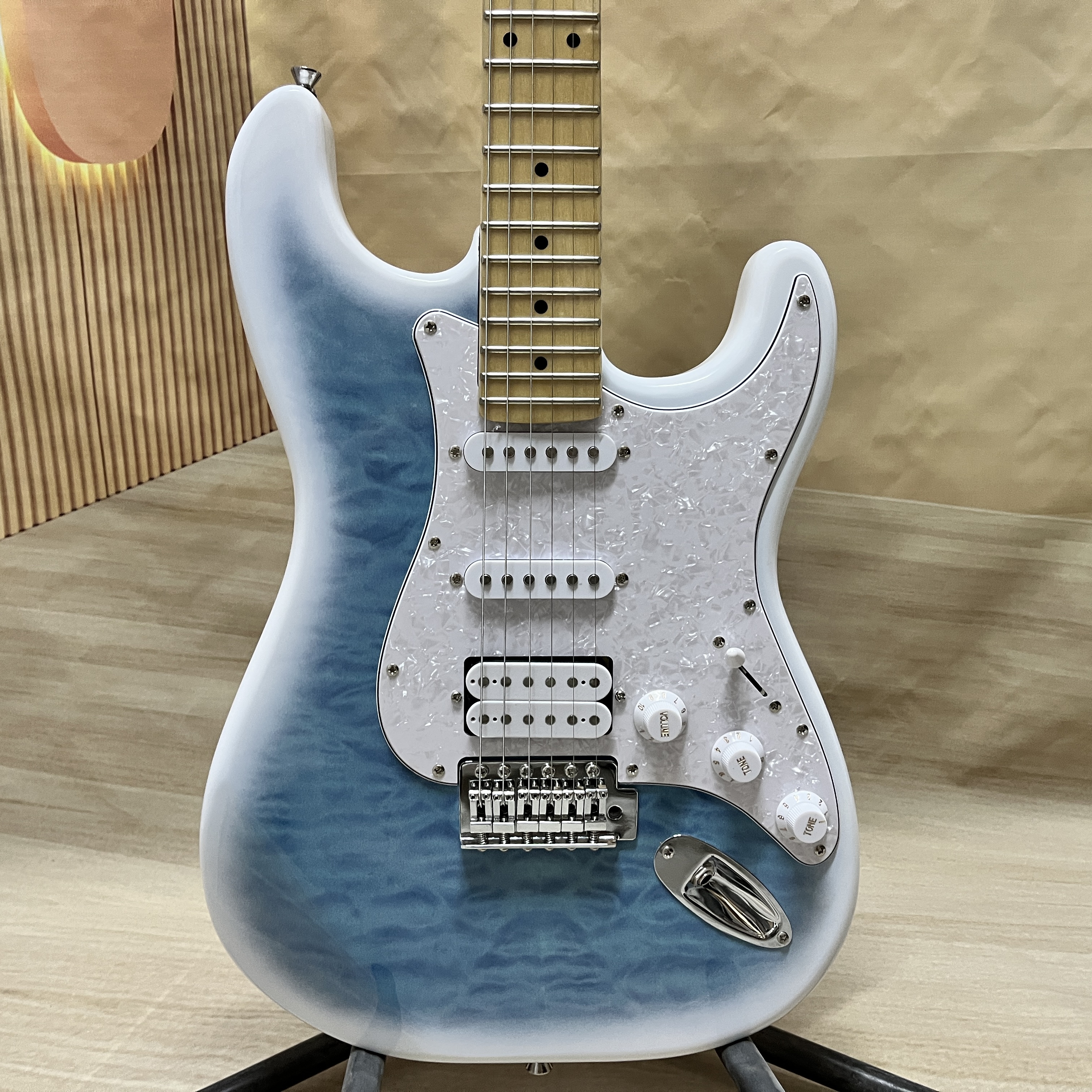 6-string electric guitar, quilted maple top, SSH pickup, ash body, maple fretboard, 22 frets, chrome hardware
