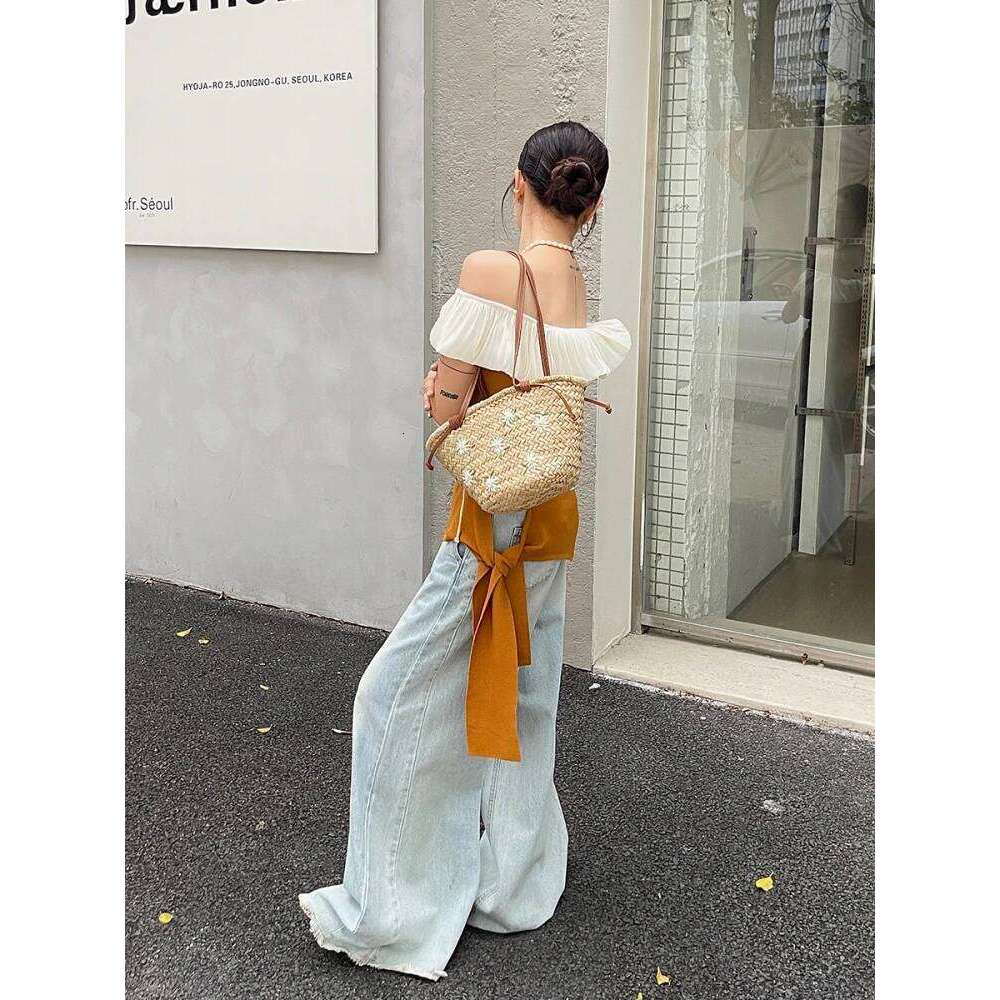Luxurious designer 2025 casual rattan woven basket bag for women made of tobacco material. Handmade summer beach rattan tote bag with shoulder strap. 