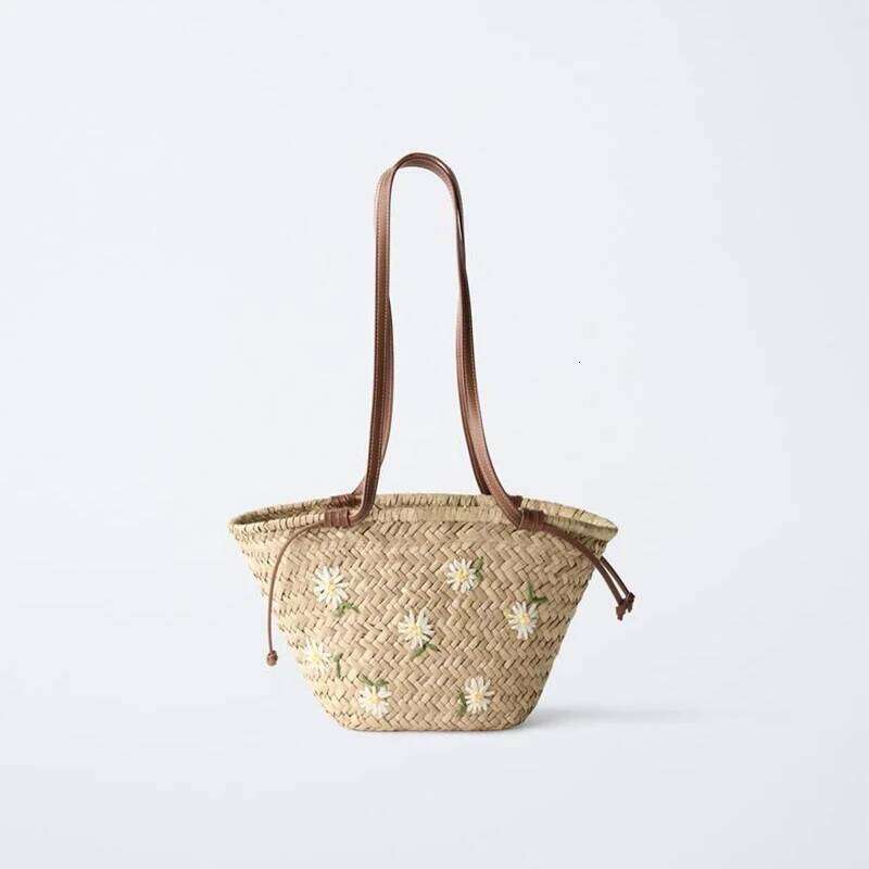 Luxurious designer 2025 casual rattan woven basket bag for women made of tobacco material. Handmade summer beach rattan tote bag with shoulder strap. 