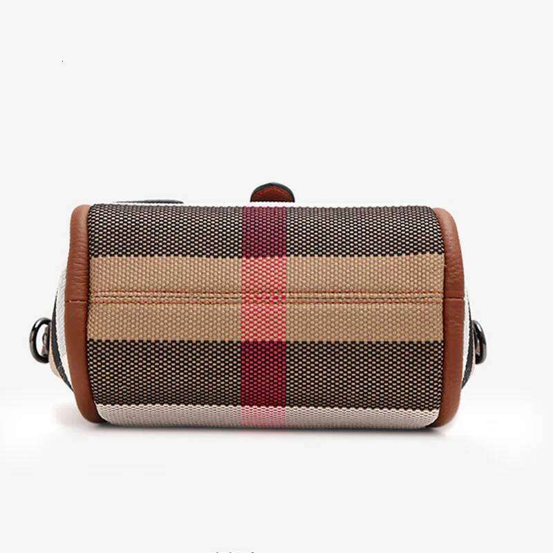 Luxurious designer's popular leather bucket bag style in 2025. New checked women's casual handbag. Crossbody bag.