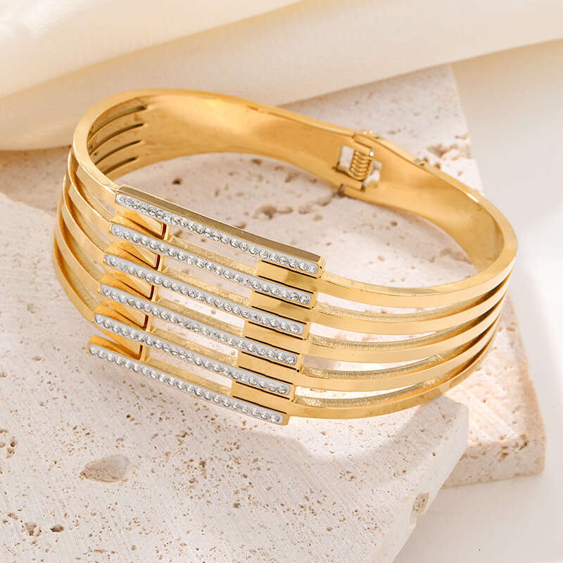Hot Luxury Jewelry Designer Bracelet Titanium Steel Electroplating 18k Gold Shining Non Fading Hollow out Multiple Rows of Diamond Set Fashion OL Dail