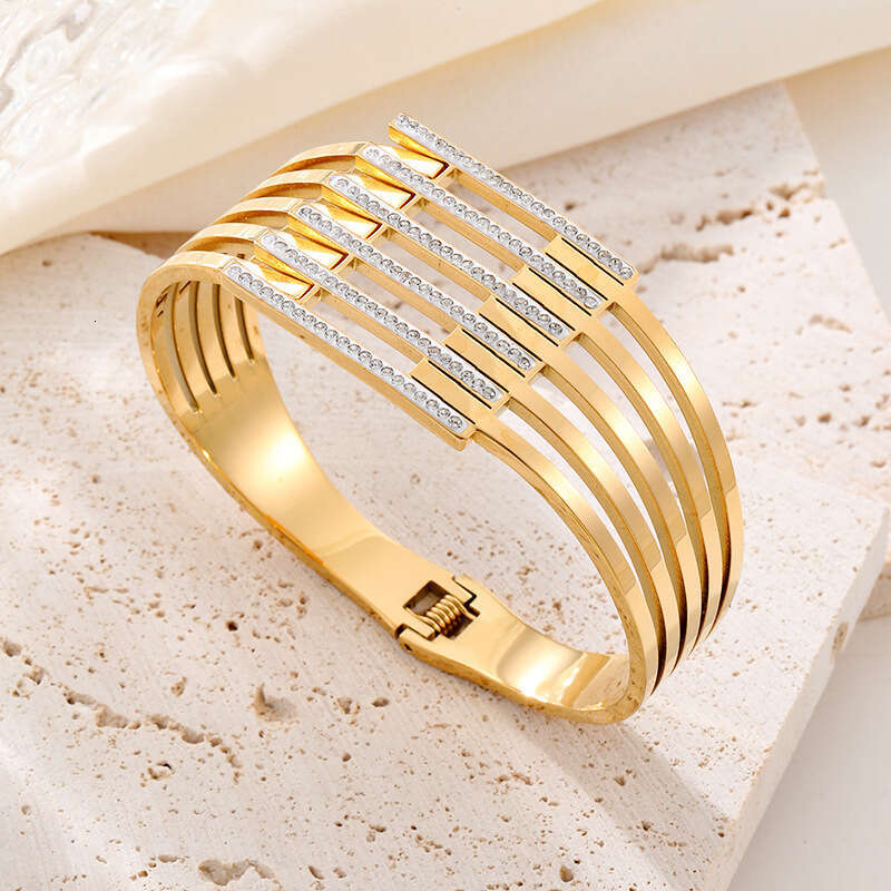 Hot Luxury Jewelry Designer Bracelet Titanium Steel Electroplating 18k Gold Shining Non Fading Hollow out Multiple Rows of Diamond Set Fashion OL Dail
