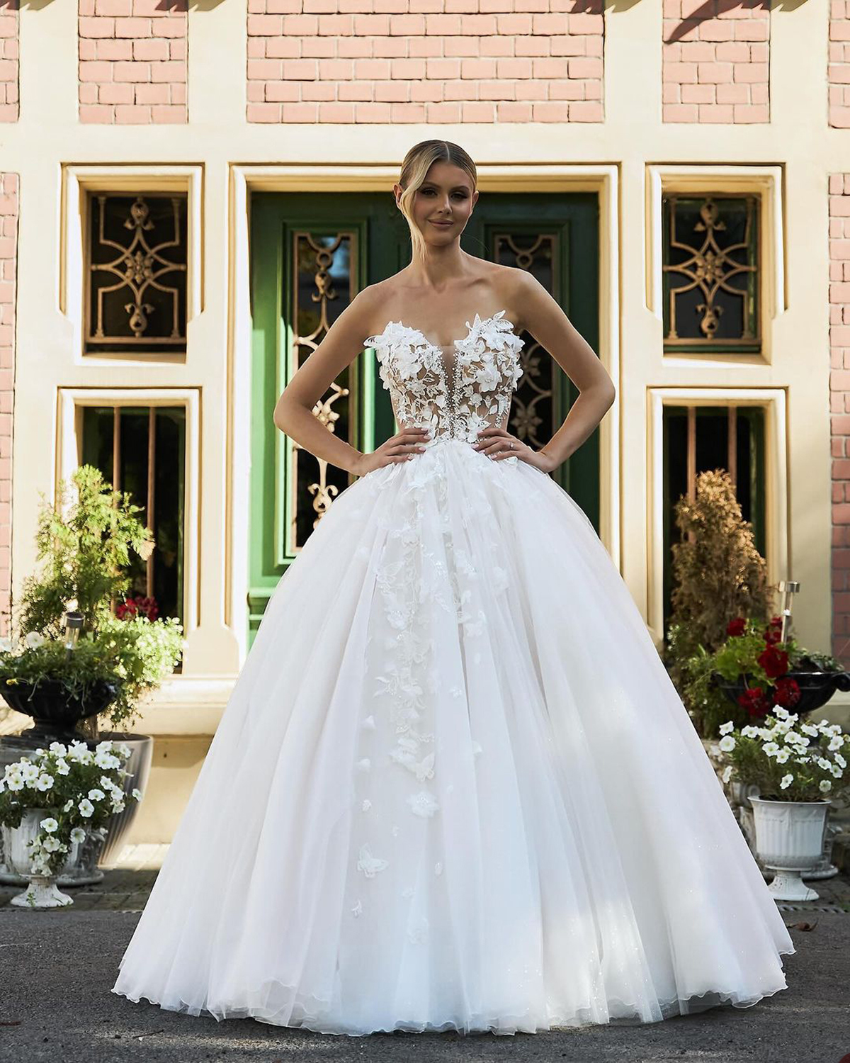 Elegant Strapless Wedding Dresses A Line Princess Flower Lace Bridal Gowns Custom Made Castle Garden Party Dresses for Special Occasion