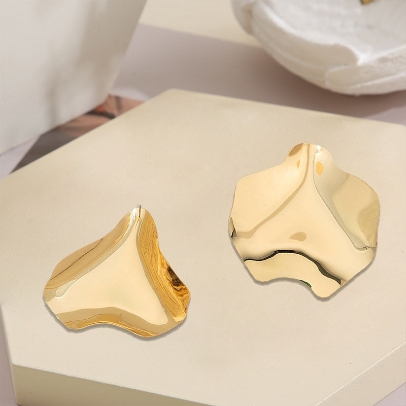 1 Pair Of Golden Yellow Glossy Exaggerated Style Earrings Alloy Material Elegant High-End Irregular