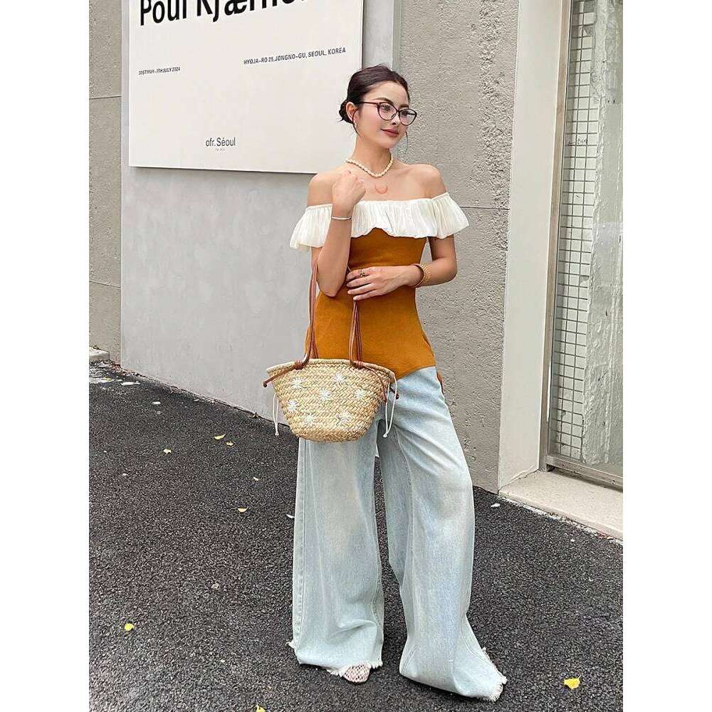 Luxurious designer 2025 casual rattan woven basket bag for women made of tobacco material. Handmade summer beach rattan tote bag with shoulder strap. 