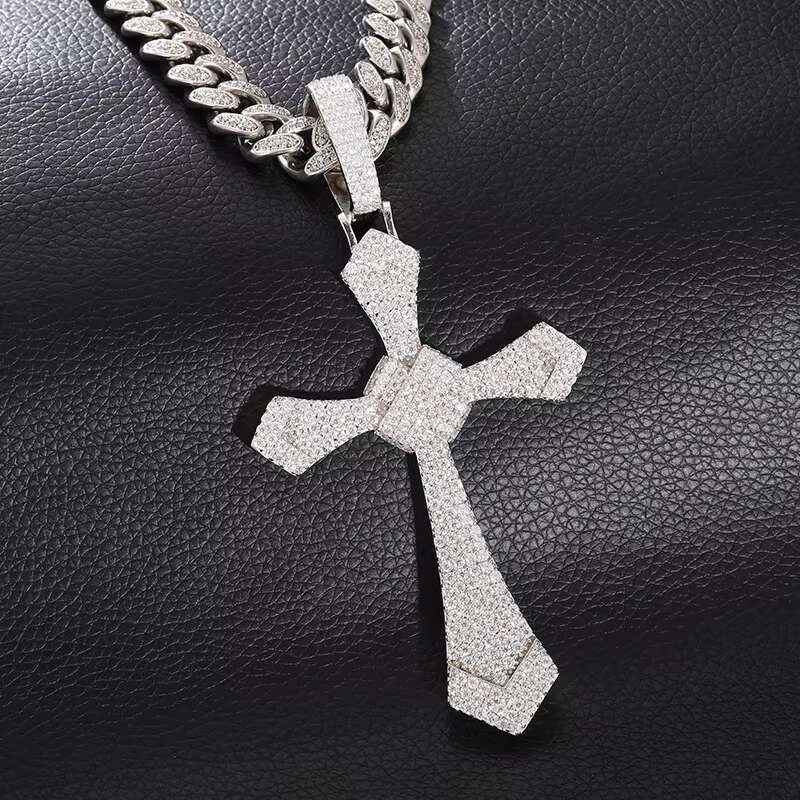 Hot Sale Fashion Iced Out Full Diamond Moissanite/Zircon Cross Pendant for Necklaces
