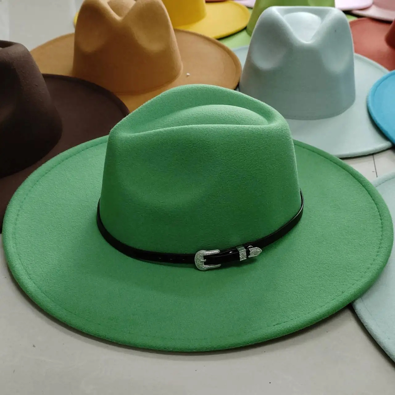 Classic Felt Fedora Hat For Men Women British Vintage Style Hat Gold Belt Accessory Panama Jazz Big Brimmed Hat Autumn Winter 250701