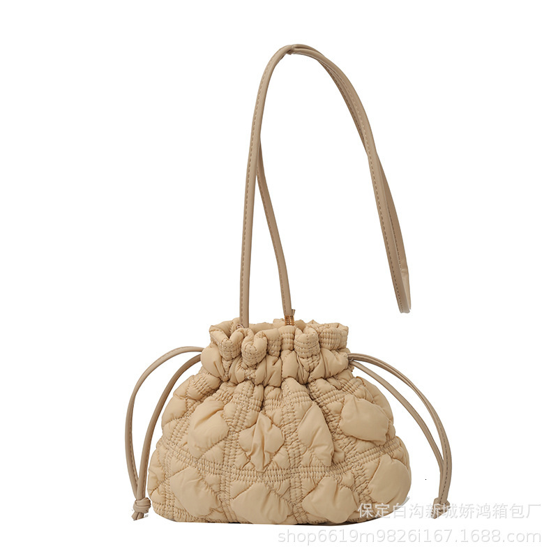 Designer Women's Simple Quilted Drawstring Drawstring Pleated Bucket Bag Nylon Cloud Shoulder Crossbody Bag Lightweight Dumpling Bag Fashion Tren
