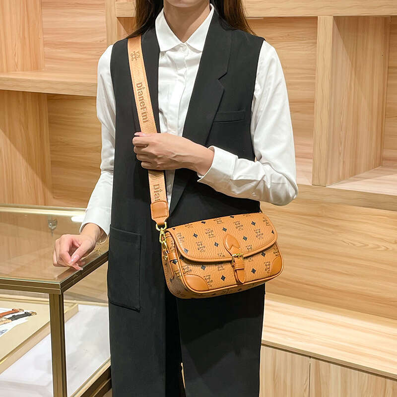 Versatile Underarm Bag - Elegant Single Strap Crossbody with Compact Design