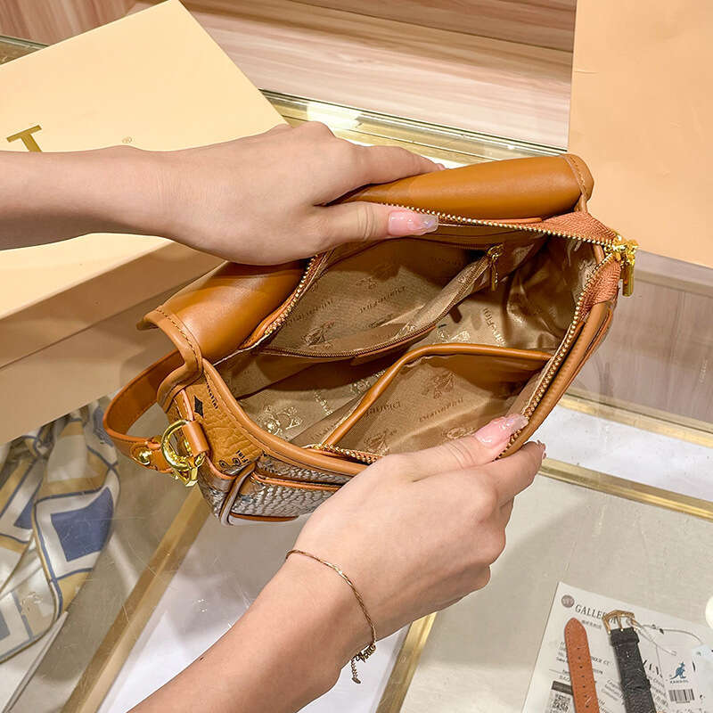 Versatile Underarm Bag - Elegant Single Strap Crossbody with Compact Design