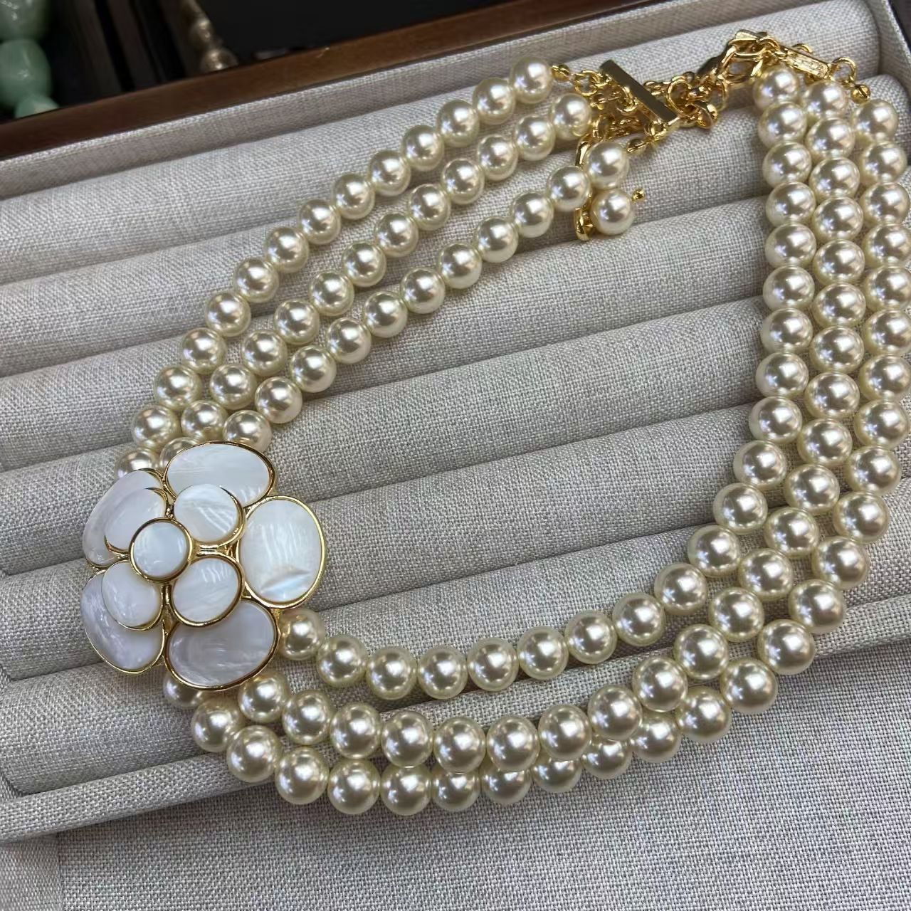 Jewellery Necklace Natural White Shell Camellia Flower with Layered Pearl and Matching Accessories Adjustable Chain for Elegant Wear Special Occasion 
