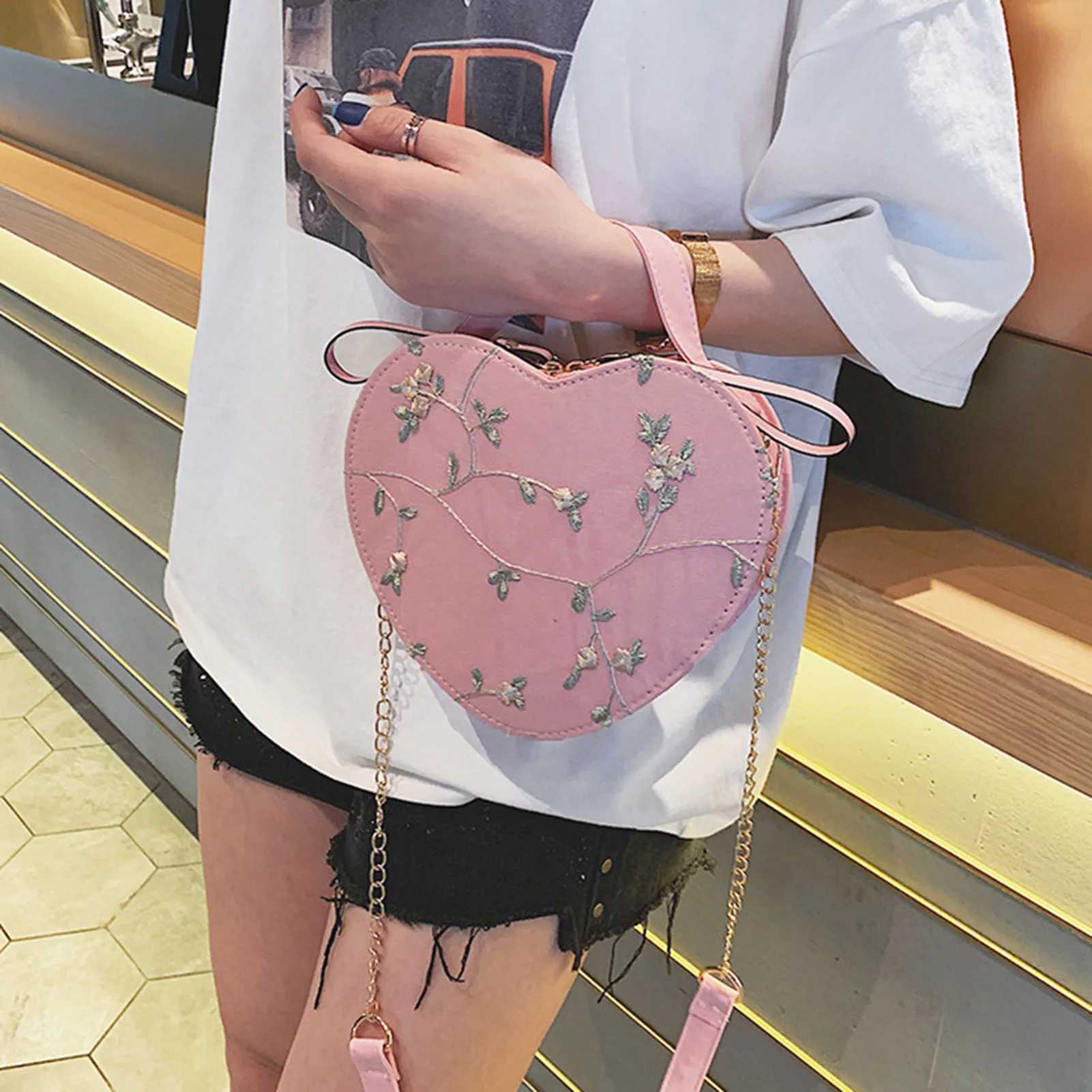 Womans Crossbody Shoulder Bag Large Capacity Heart-shaped Handbags with Chain Strap for Commuting Business Travel XJ250704