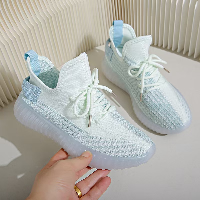 New designer running shoes for men and women, milky white black breathable sports shoes, classic outdoor sports men's training shoes